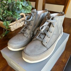 Brand New! Size 9 Women’s Vionic Booties